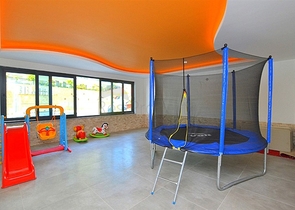 اطلالة بحرية مباشرة- شقة مؤثثة تصميم غرفة  نوم وصالة ضمن مجمع سكني حديث في كاركي جاك - الانيا 