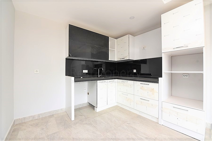 شقة غرفتين وصالة ضمن مجمع حديث قريب من البحر وبسعر مميز في الانيا 