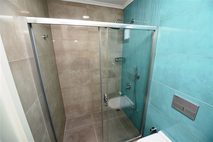 شقة غرفتين وصالة مفروشة ضمن مجمع فاخر وخدمات خمس نجوم في الانيا 