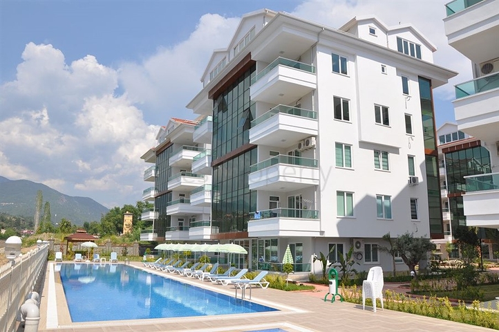 شقة غرفة وصالة ضمن مجمع سكني حديث جانب النهر في كاستل / الانيا 