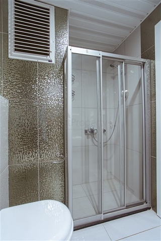 شقة غرفة وصالة ضمن مجمع سكني حديث جانب النهر في كاستل / الانيا 