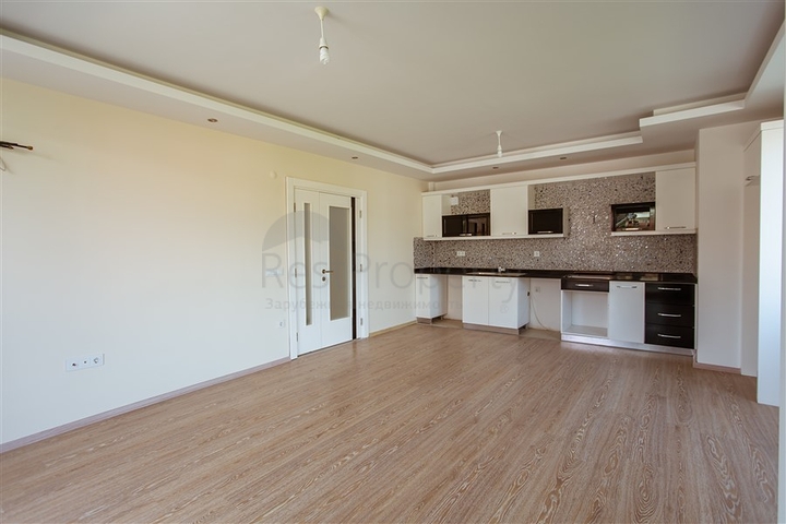 شقة غرفة وصالة ضمن مجمع سكني حديث جانب النهر في كاستل / الانيا 