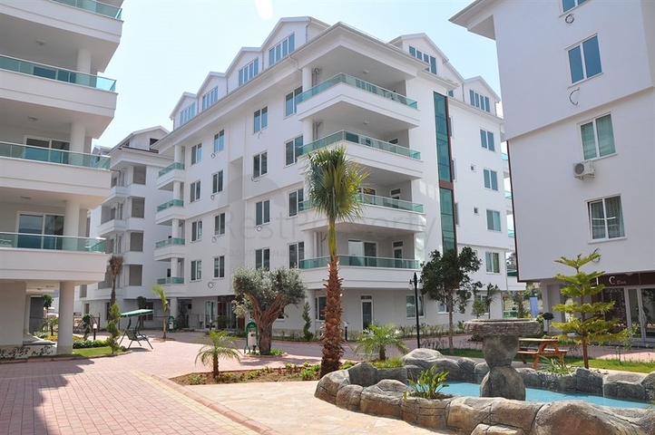 شقة غرفة وصالة ضمن مجمع سكني حديث جانب النهر في كاستل / الانيا 