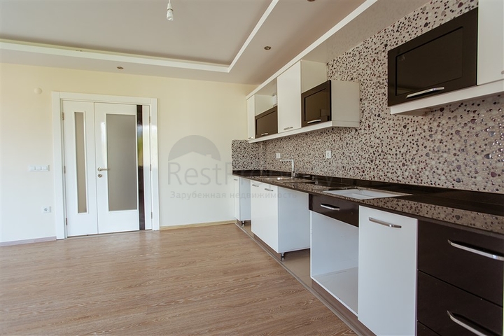 شقة غرفة وصالة ضمن مجمع سكني حديث جانب النهر في كاستل / الانيا 