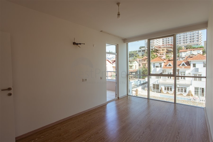 شقة غرفة وصالة ضمن مجمع سكني حديث جانب النهر في كاستل / الانيا 