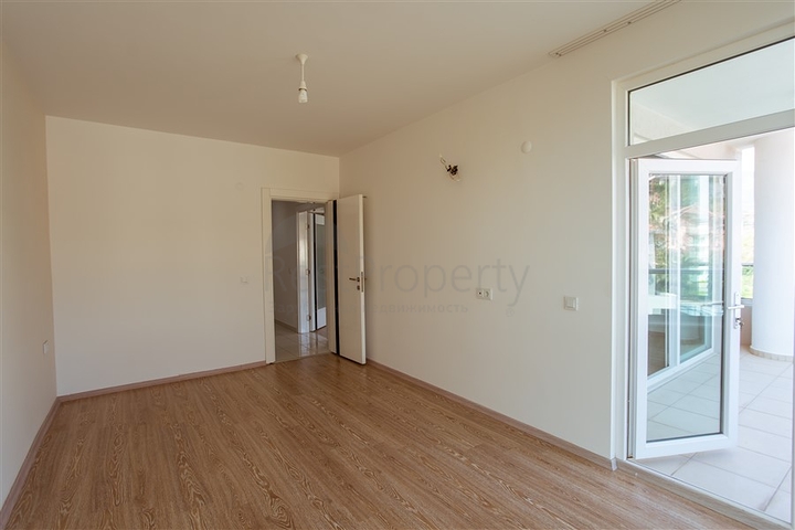 شقة غرفة وصالة ضمن مجمع سكني حديث جانب النهر في كاستل / الانيا 