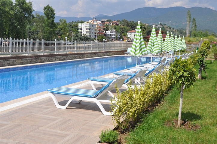 شقة غرفة وصالة ضمن مجمع سكني حديث جانب النهر في كاستل / الانيا 