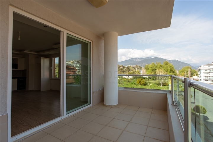 شقة غرفة وصالة ضمن مجمع سكني حديث جانب النهر في كاستل / الانيا 