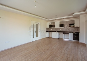 شقة غرفة وصالة ضمن مجمع سكني حديث جانب النهر في كاستل / الانيا 