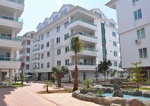 شقة غرفة وصالة ضمن مجمع سكني حديث جانب النهر في كاستل / الانيا 