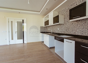 شقة غرفة وصالة ضمن مجمع سكني حديث جانب النهر في كاستل / الانيا 