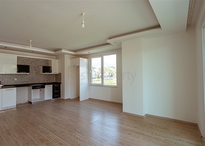 شقة غرفة وصالة ضمن مجمع سكني حديث جانب النهر في كاستل / الانيا 