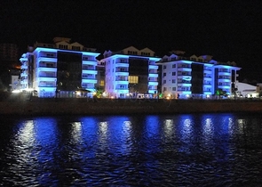 شقة غرفة وصالة ضمن مجمع سكني حديث جانب النهر في كاستل / الانيا 