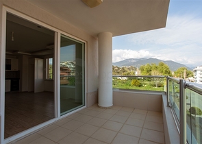 شقة غرفة وصالة ضمن مجمع سكني حديث جانب النهر في كاستل / الانيا 