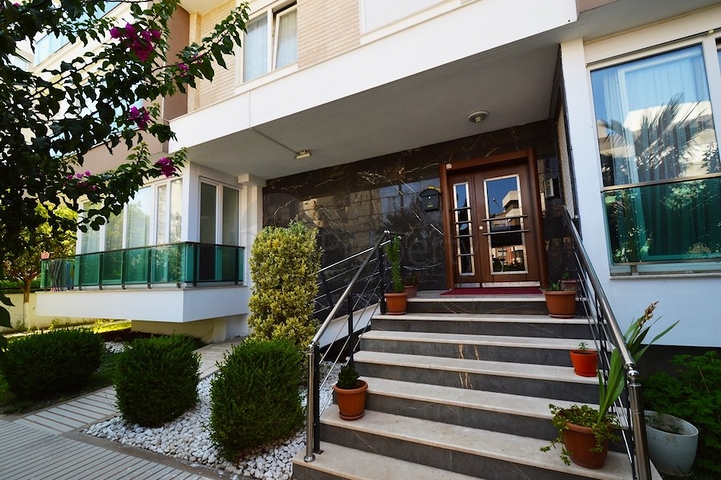 بنتهاوس 2 + 1 مع أثاث في منطقة ليمان في كونيالتي أنطاليا