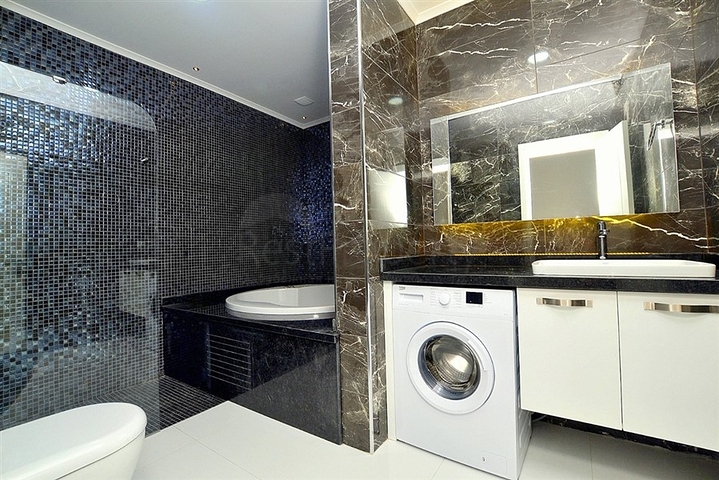 دوبلكس مؤثثة مع اطلالة بانورامية ساحرة ضمن مجمع خمس نجوم