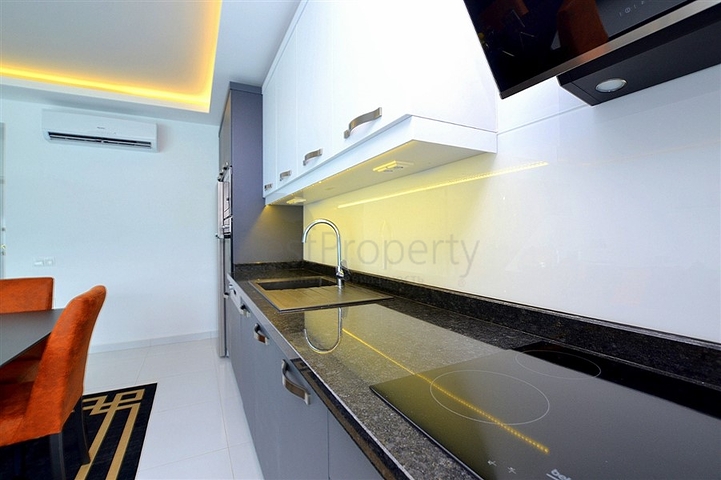 دوبلكس مؤثثة مع اطلالة بانورامية ساحرة ضمن مجمع خمس نجوم