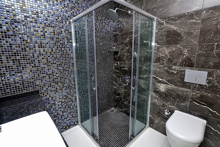 دوبلكس مؤثثة مع اطلالة بانورامية ساحرة ضمن مجمع خمس نجوم