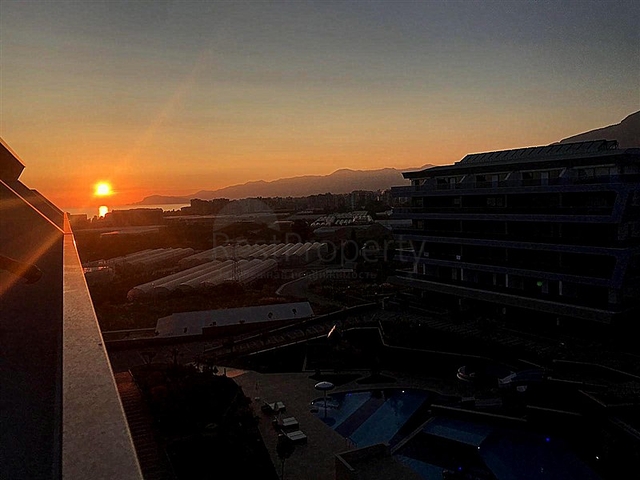 دوبلكس مؤثثة مع اطلالة بانورامية ساحرة ضمن مجمع خمس نجوم