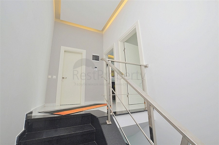 دوبلكس مؤثثة مع اطلالة بانورامية ساحرة ضمن مجمع خمس نجوم