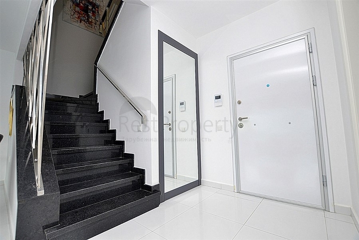 دوبلكس مؤثثة مع اطلالة بانورامية ساحرة ضمن مجمع خمس نجوم