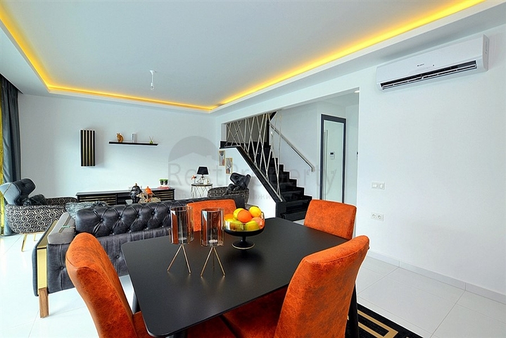 دوبلكس مؤثثة مع اطلالة بانورامية ساحرة ضمن مجمع خمس نجوم