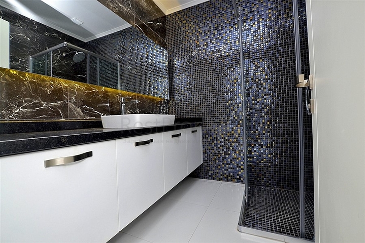 دوبلكس مؤثثة مع اطلالة بانورامية ساحرة ضمن مجمع خمس نجوم