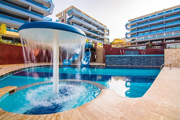 دوبلكس مؤثثة مع اطلالة بانورامية ساحرة ضمن مجمع خمس نجوم