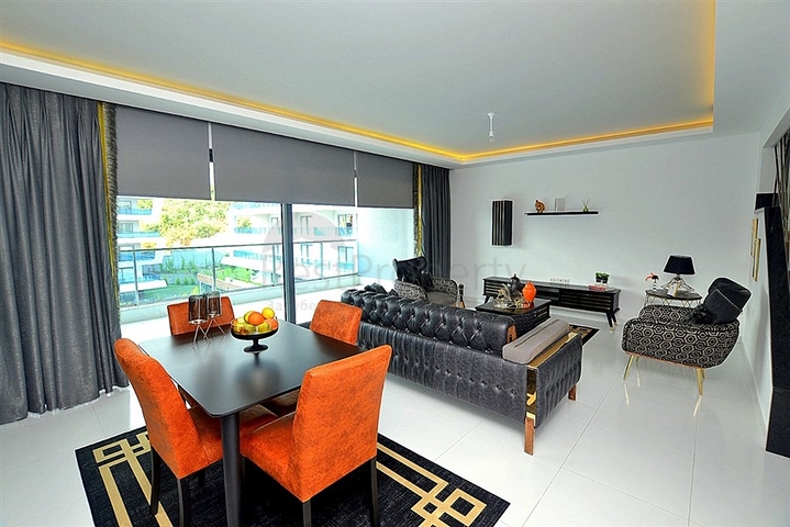 دوبلكس مؤثثة مع اطلالة بانورامية ساحرة ضمن مجمع خمس نجوم