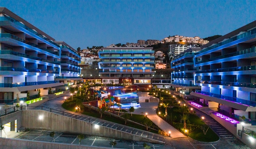 دوبلكس مؤثثة مع اطلالة بانورامية ساحرة ضمن مجمع خمس نجوم