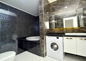 دوبلكس مؤثثة مع اطلالة بانورامية ساحرة ضمن مجمع خمس نجوم