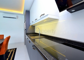 دوبلكس مؤثثة مع اطلالة بانورامية ساحرة ضمن مجمع خمس نجوم