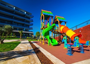 دوبلكس مؤثثة مع اطلالة بانورامية ساحرة ضمن مجمع خمس نجوم