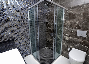 دوبلكس مؤثثة مع اطلالة بانورامية ساحرة ضمن مجمع خمس نجوم