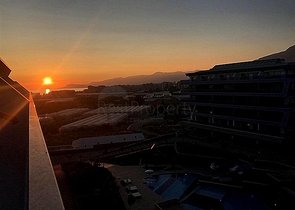 دوبلكس مؤثثة مع اطلالة بانورامية ساحرة ضمن مجمع خمس نجوم