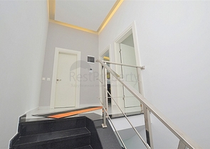 دوبلكس مؤثثة مع اطلالة بانورامية ساحرة ضمن مجمع خمس نجوم