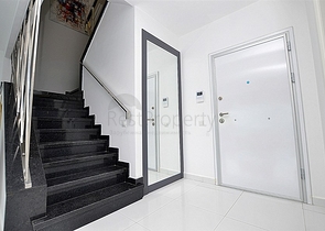 دوبلكس مؤثثة مع اطلالة بانورامية ساحرة ضمن مجمع خمس نجوم