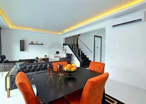 دوبلكس مؤثثة مع اطلالة بانورامية ساحرة ضمن مجمع خمس نجوم