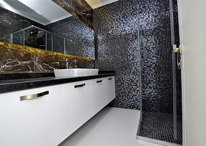 دوبلكس مؤثثة مع اطلالة بانورامية ساحرة ضمن مجمع خمس نجوم