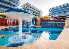 دوبلكس مؤثثة مع اطلالة بانورامية ساحرة ضمن مجمع خمس نجوم