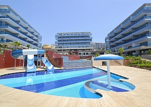 دوبلكس مؤثثة مع اطلالة بانورامية ساحرة ضمن مجمع خمس نجوم