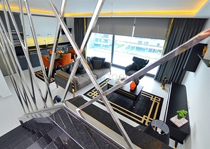 دوبلكس مؤثثة مع اطلالة بانورامية ساحرة ضمن مجمع خمس نجوم