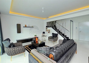 دوبلكس مؤثثة مع اطلالة بانورامية ساحرة ضمن مجمع خمس نجوم