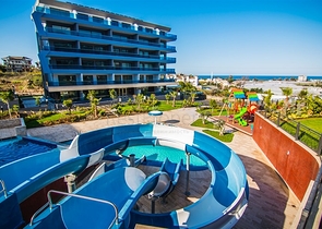 دوبلكس مؤثثة مع اطلالة بانورامية ساحرة ضمن مجمع خمس نجوم