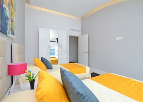 دوبلكس مؤثثة مع اطلالة بانورامية ساحرة ضمن مجمع خمس نجوم