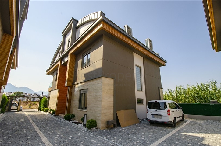 فيلا منفصلة 7 + 1 مفروشة في كونيالتي أنطاليا