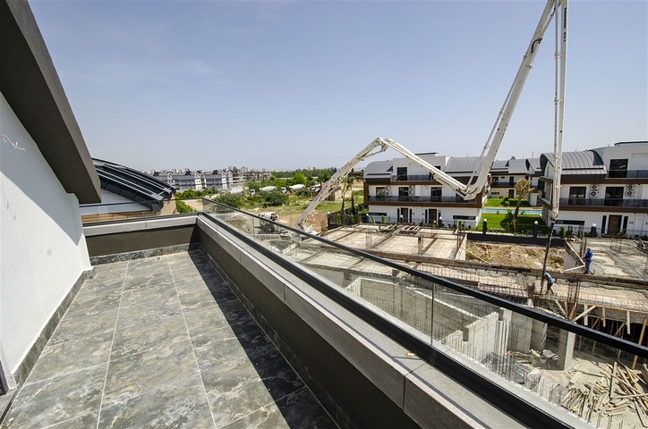 فيلات في المرحلة النهائية من البناء في منطقة كونيالتي