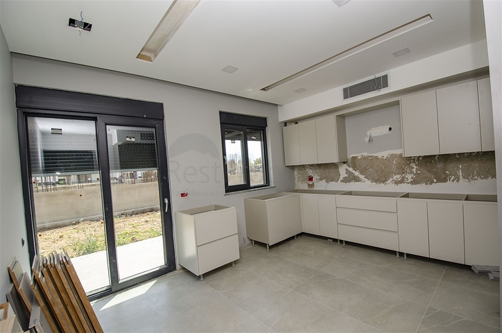 فيلات في المرحلة النهائية من البناء في منطقة كونيالتي