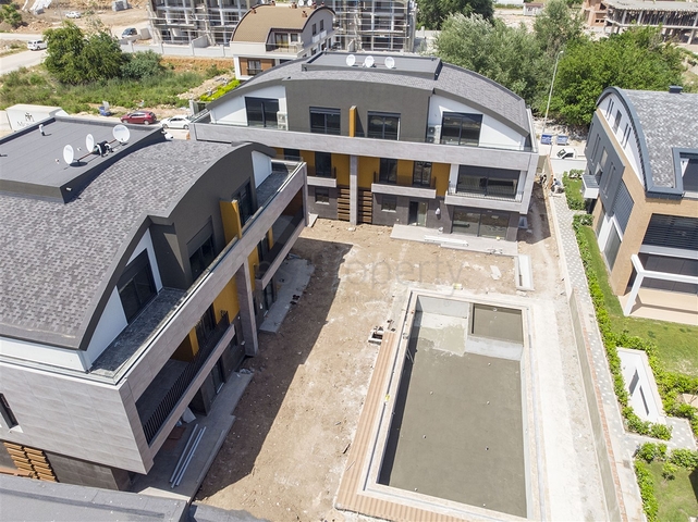 فيلات في المرحلة النهائية من البناء في منطقة كونيالتي