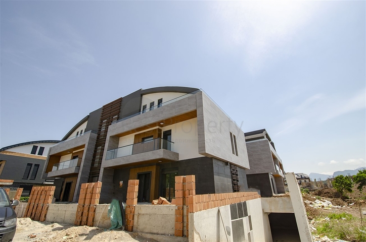 فيلات في المرحلة النهائية من البناء في منطقة كونيالتي